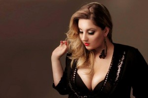 GLADYS: Cantora se transforma na primeira modelo plus size da agência LÉquipe de Santa Catarina